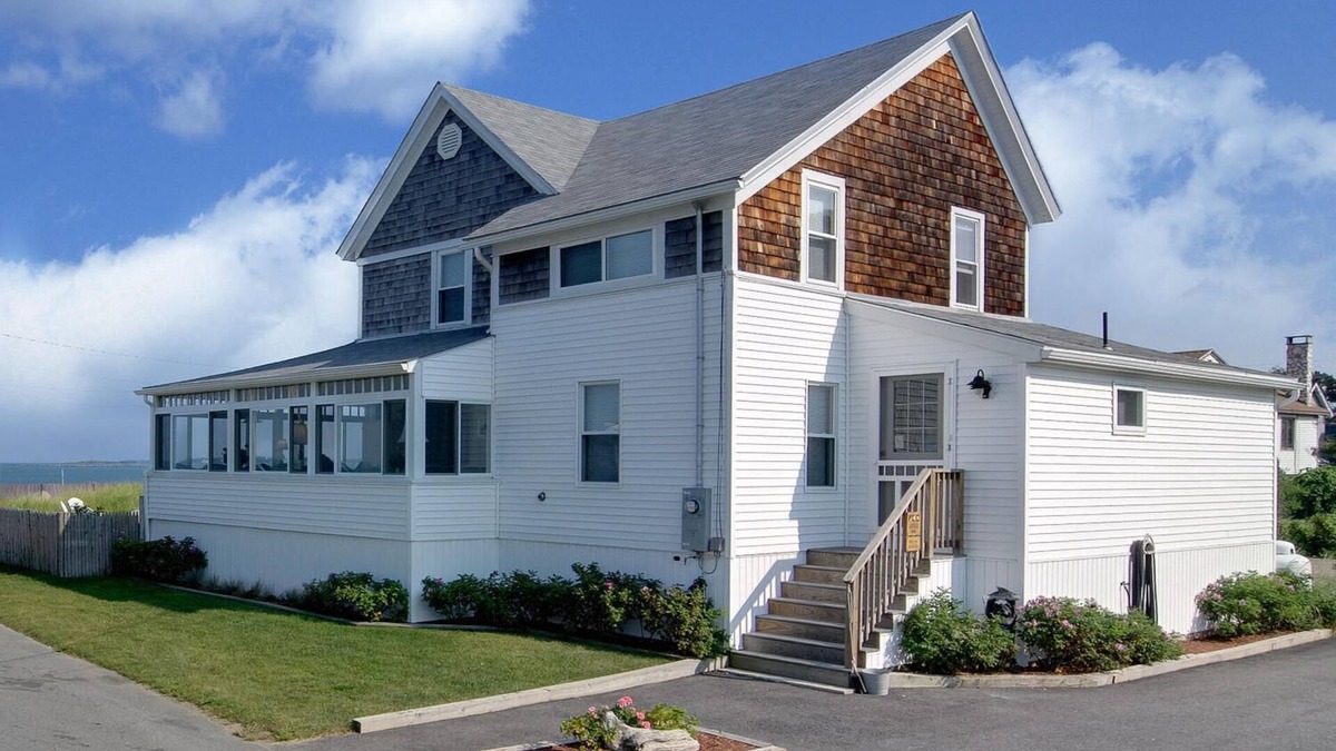 Camp Ellis House | The Boathouse Cottage is a beachfront family retreat