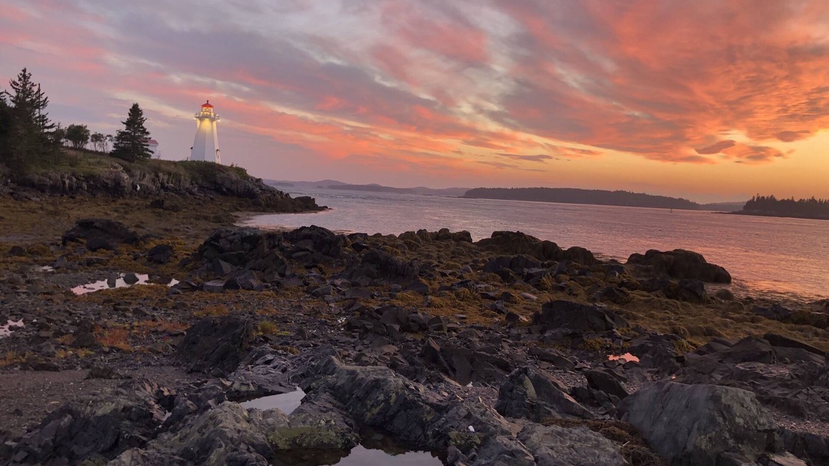 L'Etete Cottage | The Boathouse overlooking Green's Point Lighthouse and Passamaquoddy Bay