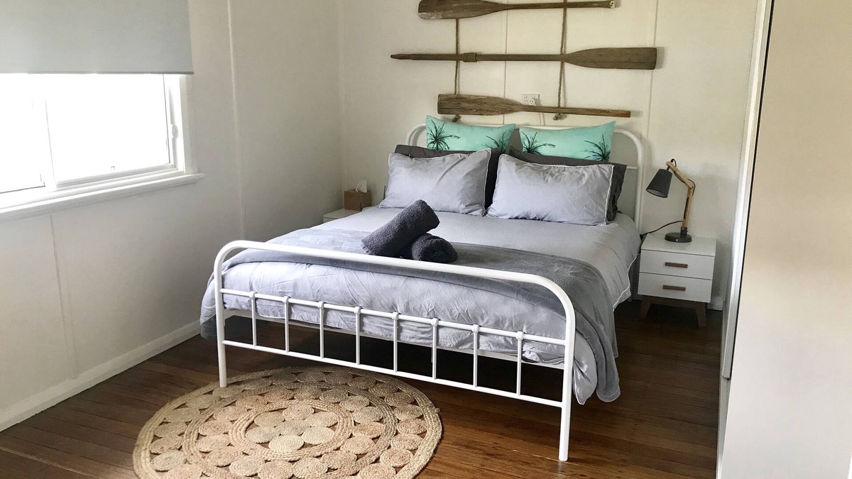 Port Macquarie House | The Boatshed.400m to Beach, 2 bathrooms, cafes, outside pets