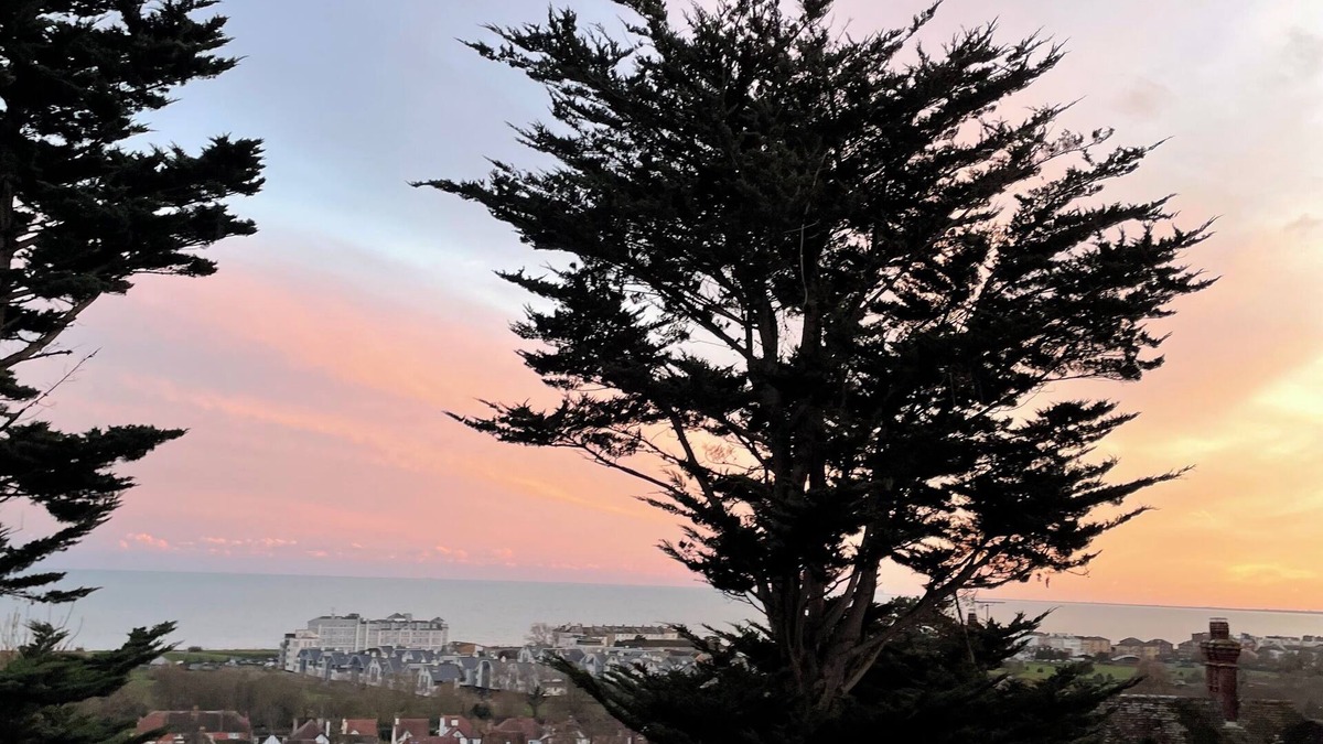 Hythe House | The Bolt Hole Hythe panoramic sea views, parking, garden, 5 min to eurotunnel