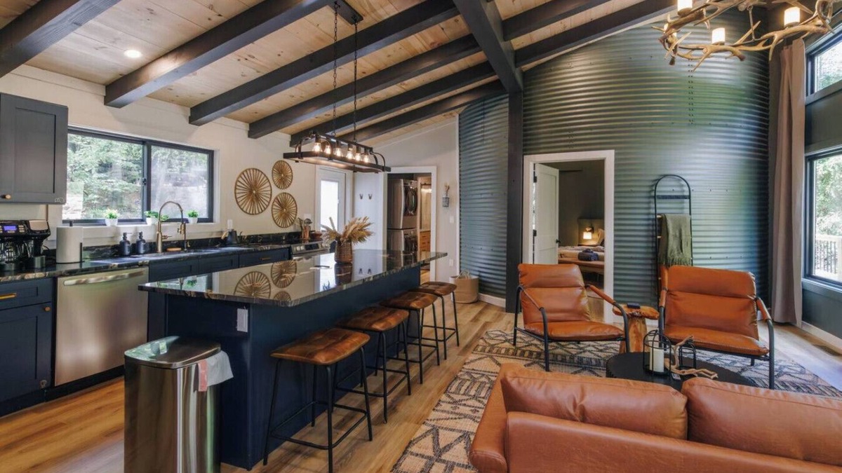 Saint Helens Apartment | The Boone by The Hideaways