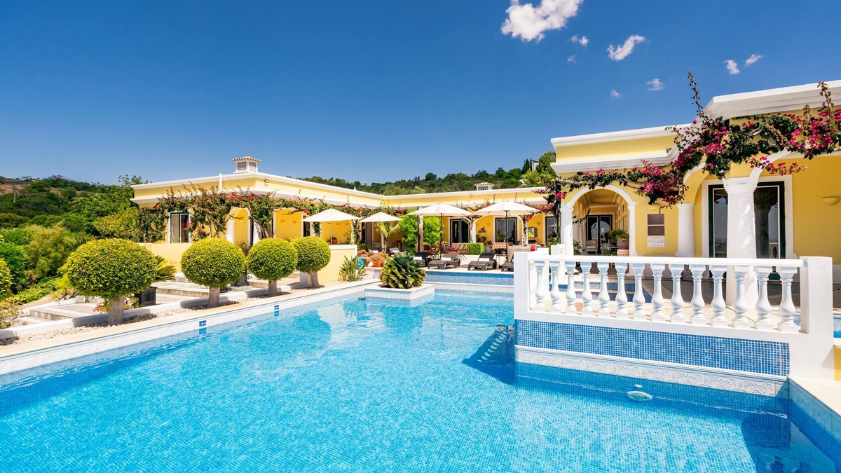 Loule Villa | The BougainVilla is privately situated and an absolute jewel in the Algarve.