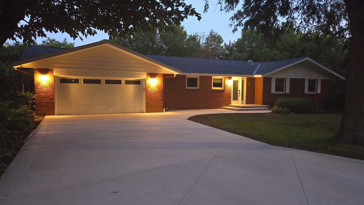 Manhattan House | The Bradley House - Beautiful & Spacious Home - Near Campus & Stadium