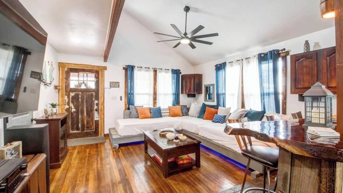Northeast Virginia Beach House | The Breakaway - VIBE Beach Cottage - Walk to Beach - Large Groups Welcome