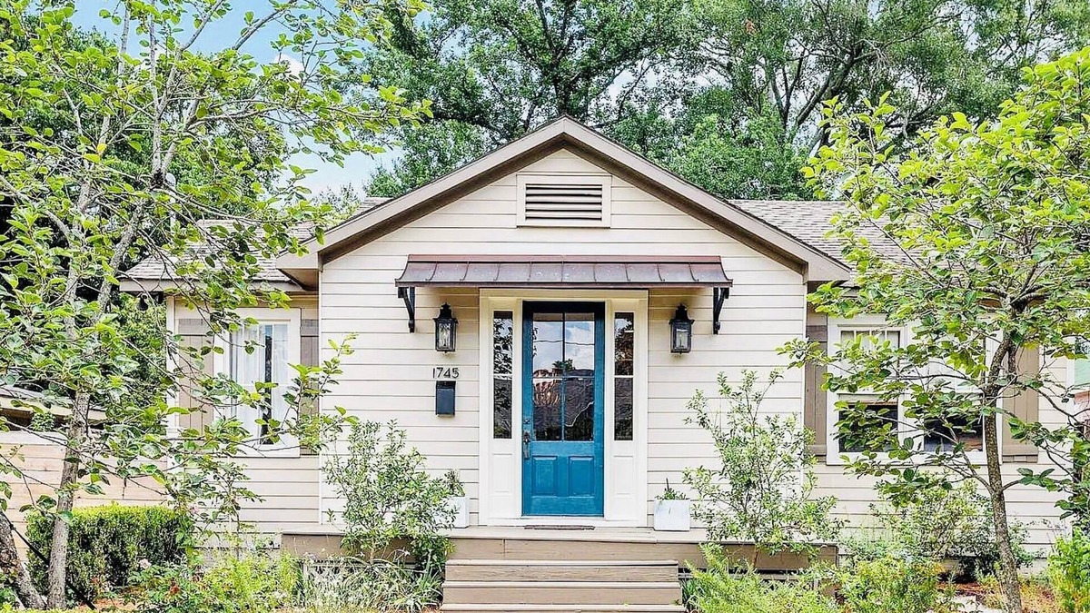 Mid City South House | The Bungaleaux - Charmer Very Close to LSU, ON St. Paddy's Day Parade Route!