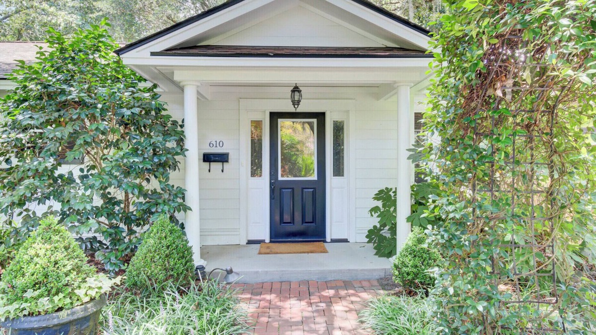 Summerville Historic District House | The Bungalow - Charming 2 Bed/2 Bath Guest House on 2 acres in Summerville, SC