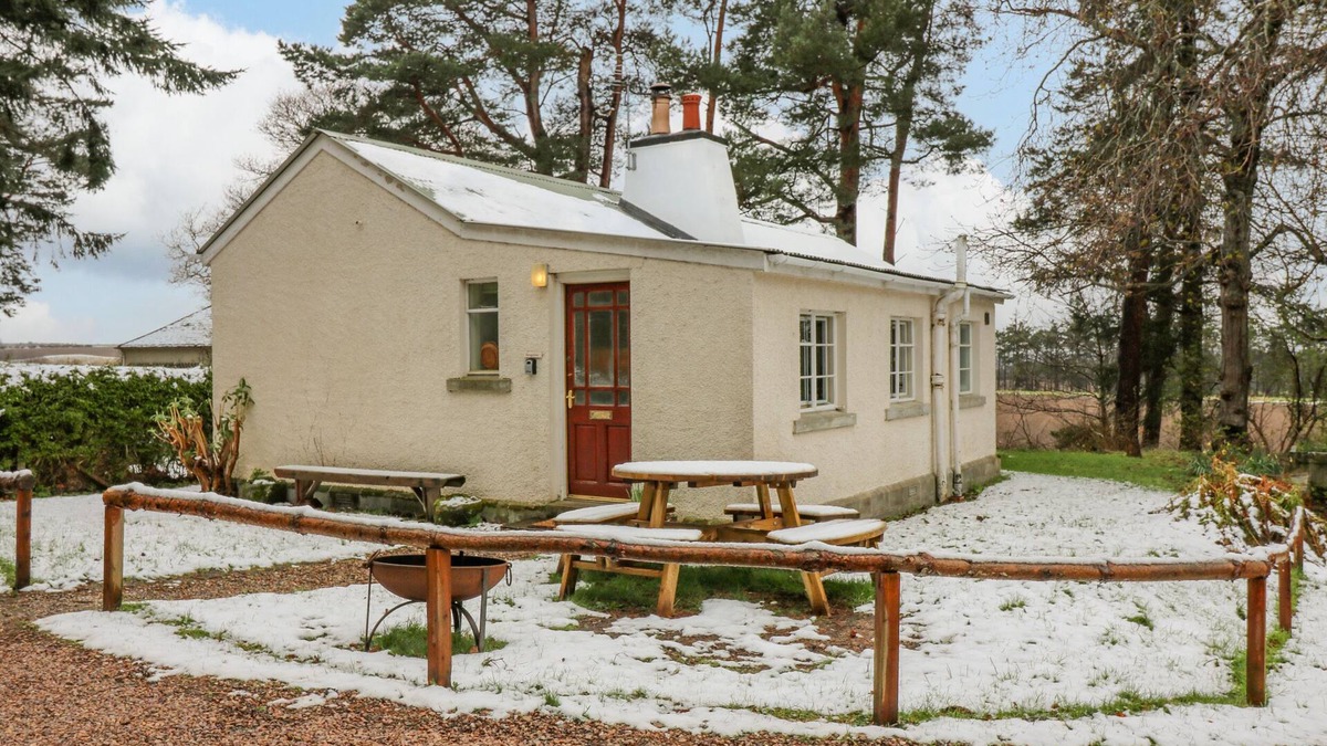 Elgin Cottage | THE BUNGALOW, family friendly, character holiday cottage in Lhanbryde