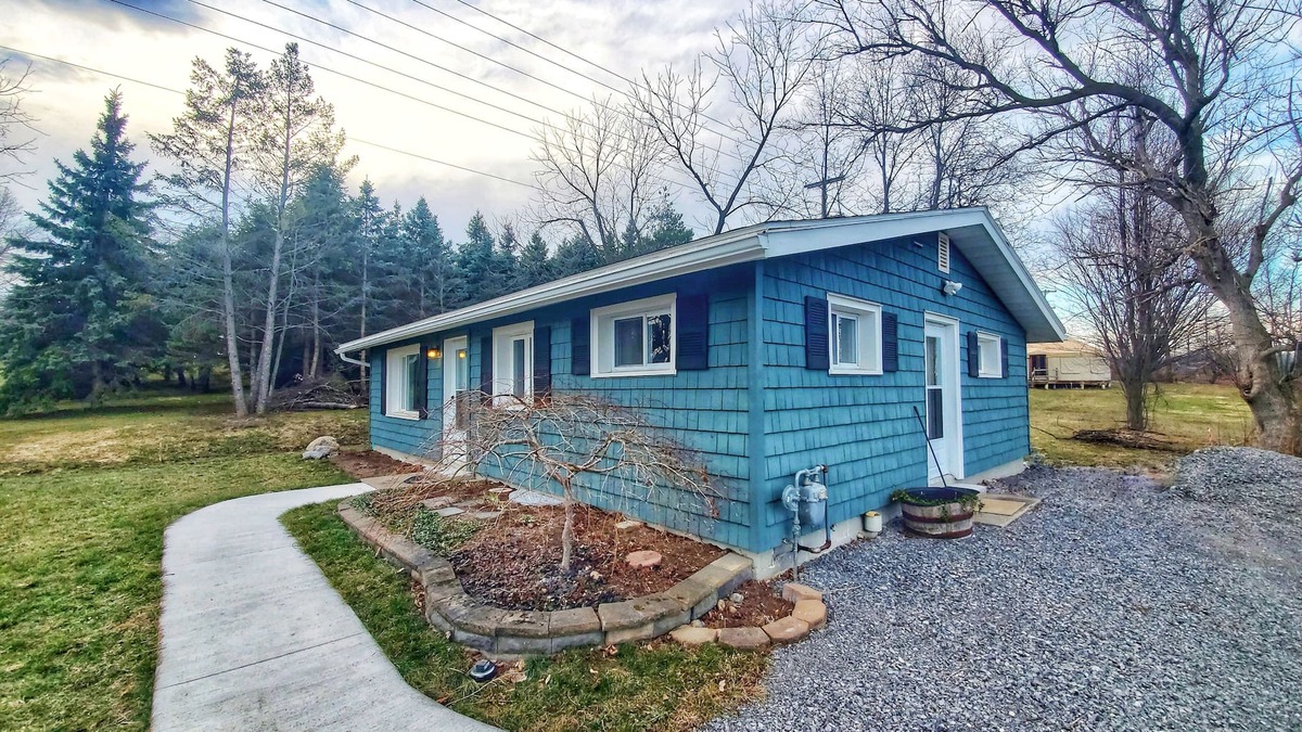 Canandaigua House | The bungalow @ T. Spex Eyewear is a cozy, convenient stay in Canandaigua!