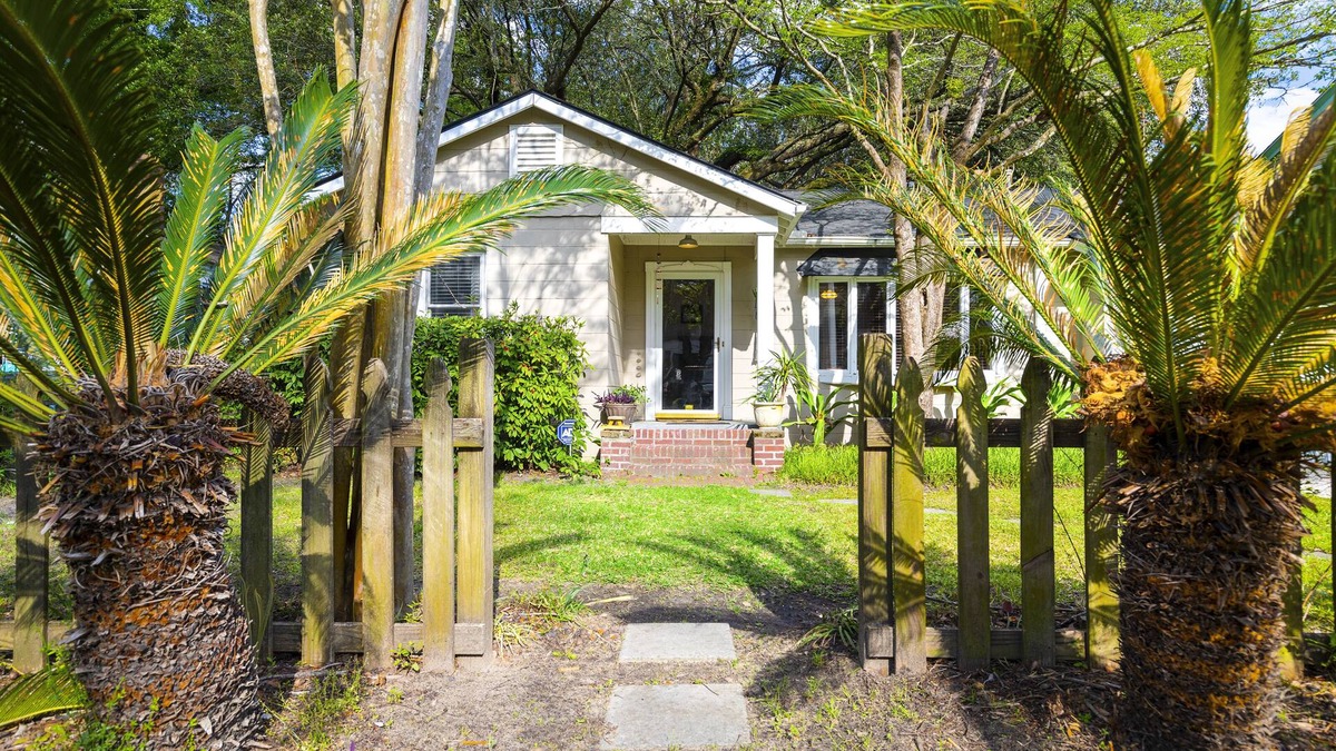 North Charleston House | The Bungle House Blues. 10 Mi to Downtown. 15 mi to Beach. Walk to Park Cirlcle.