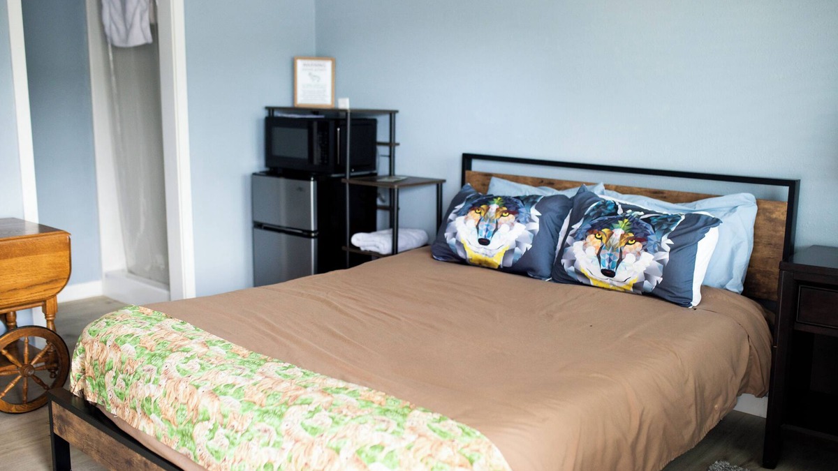 Roseburg Apartment | the Bunkhouse coyote- Private Studio Retreat Room