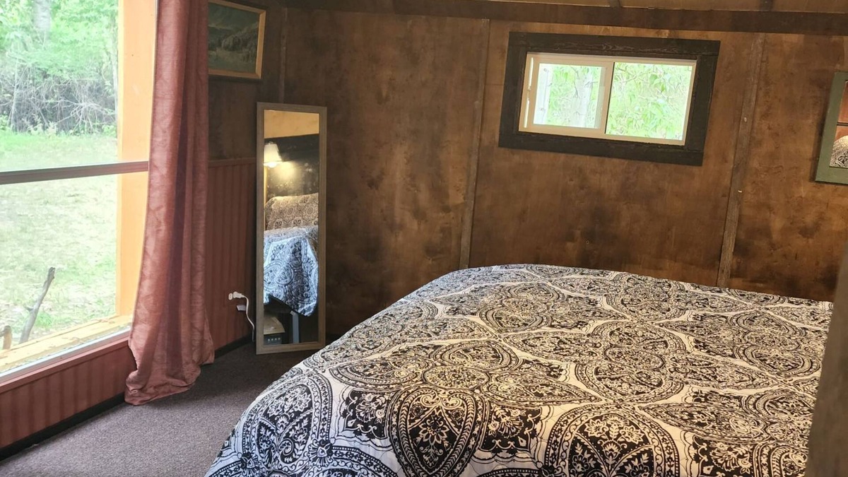 Augusta Cabin | The Bunkhouse-within walking distance to Main Street Augusta