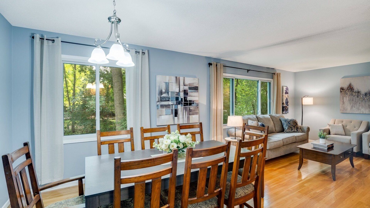 Burnsville House | The Burnsville Beauty sleeps up to 21 and is centrally located 2 The Twin Cities