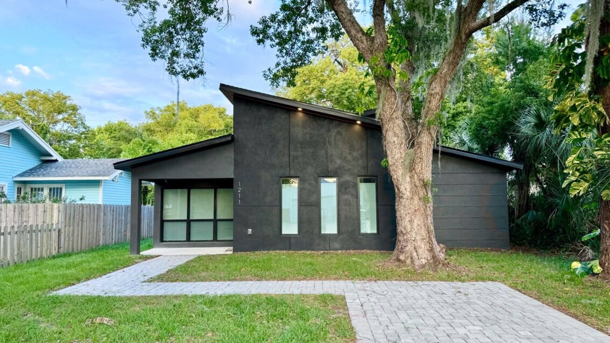 Sanford House | The Butterfly House: with sauna and fully-fenced yard
