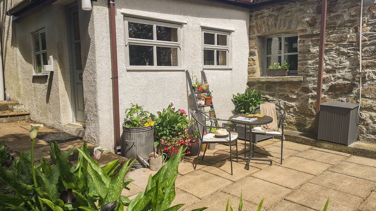 Rhosybol Cottage | THE BYRE, character holiday cottage, with open fire in Dulas