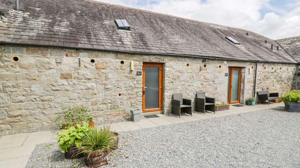 Newton Stewart Cottage | THE BYRE, pet friendly, with a garden in Newton Stewart