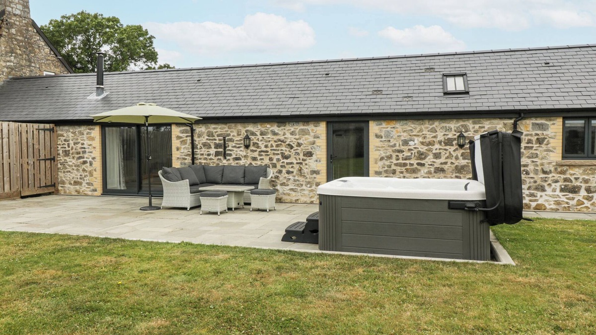 Vale of Glamorgan Cottage | THE BYRE, pet friendly, with hot tub in St Brides Major