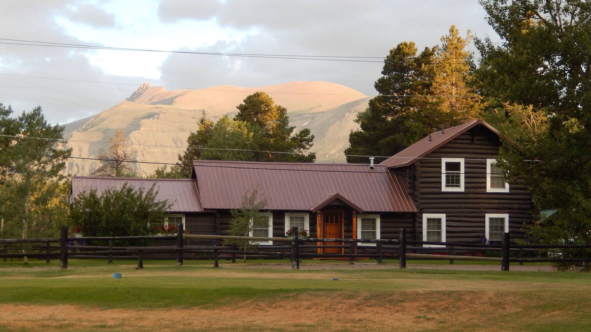East Glacier Park Village House | THE CANDY KITCHEN NEAR HISTORIC GLACIER PK LODGE & GOLF COURSE