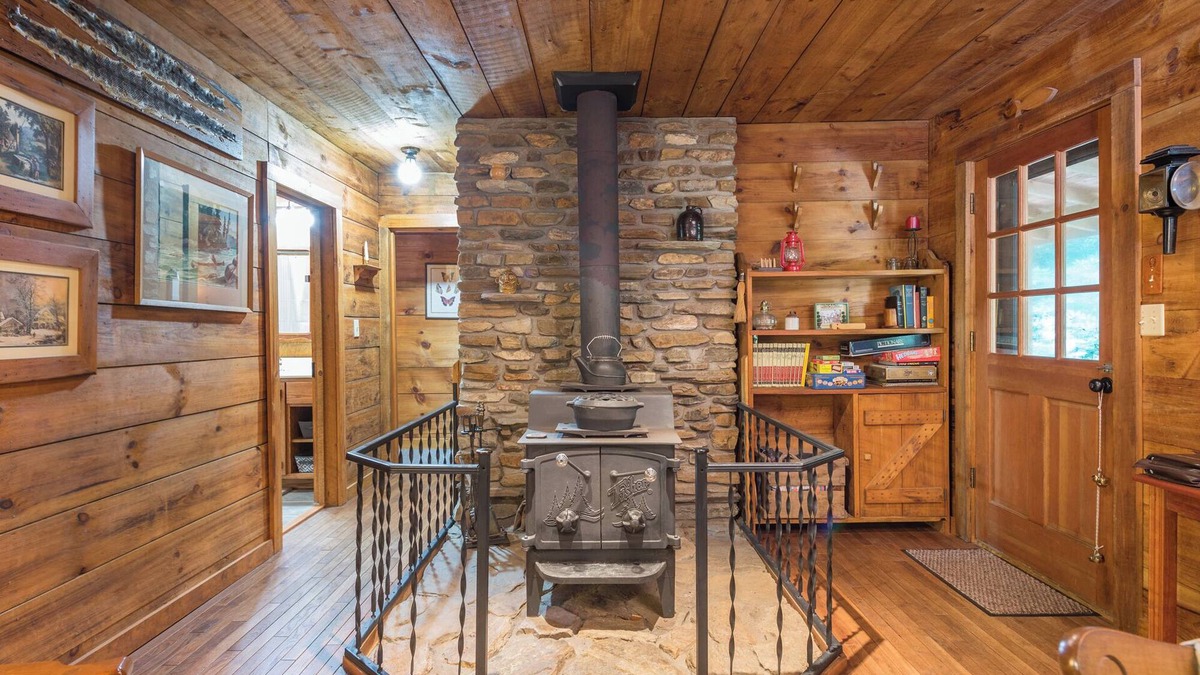 Old Fort Cabin | The Cabin at Two Creeks - 2 Bedroom, 1 Bathroom