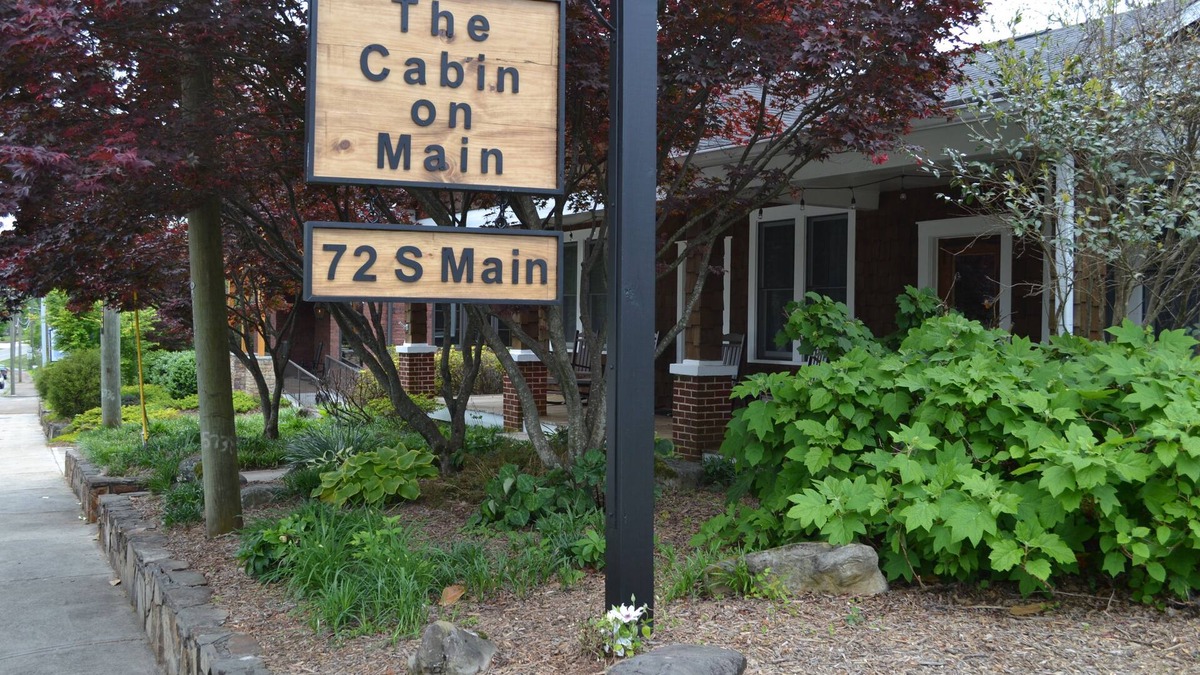 Jasper House | The Cabin on Main. Fully furnished home on Main St in downtown Jasper.