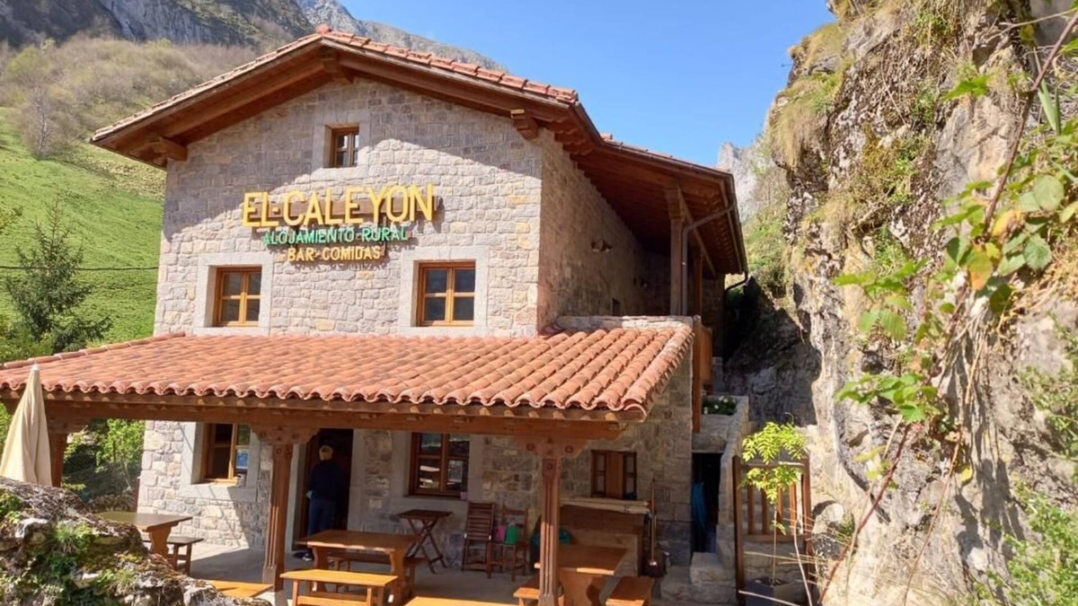 Bulnes Hotel | The Caleyon, village house with breakfast. Rooms with private bathroom.