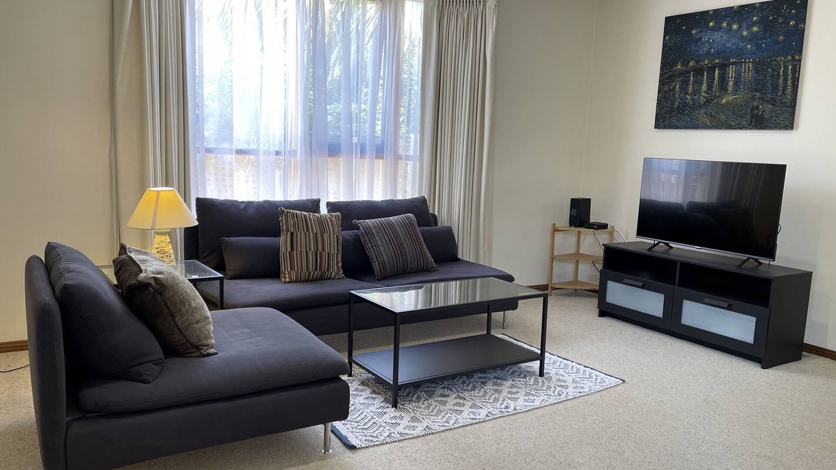 Glen Waverley House | The Calm Oasis in center of Glen Waverley with everything you need.