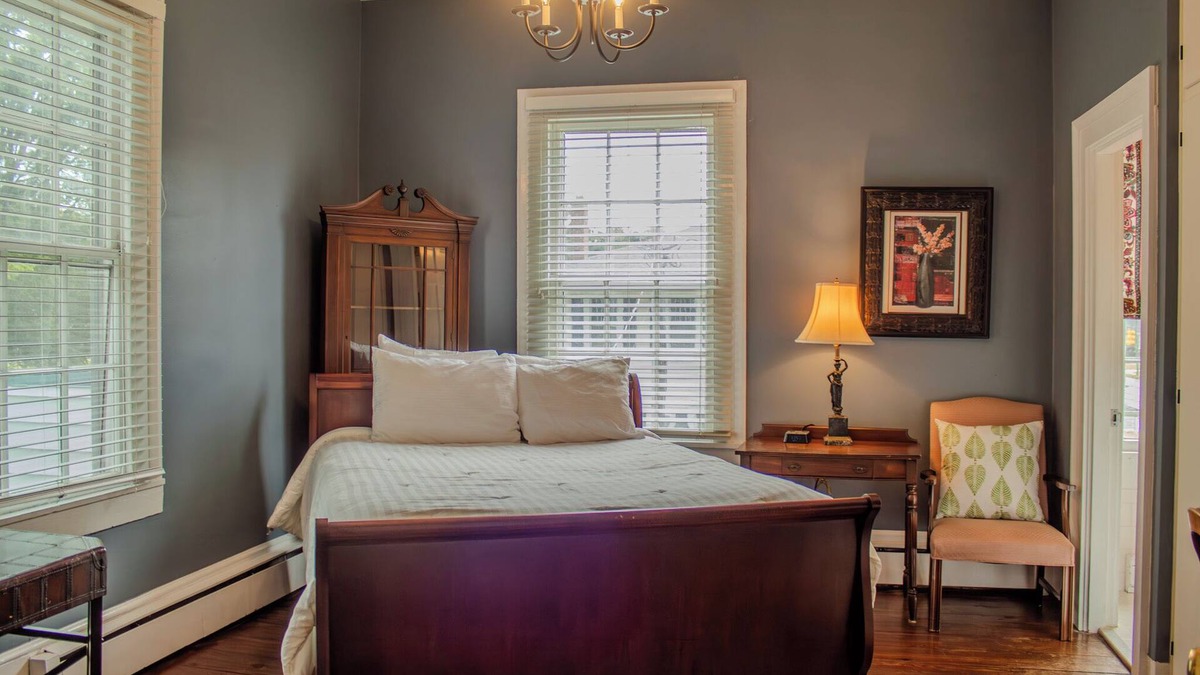 Clinton Apartment | The Camelia Room - Private studio w/Ensuite Bath in Historic Downtown Home