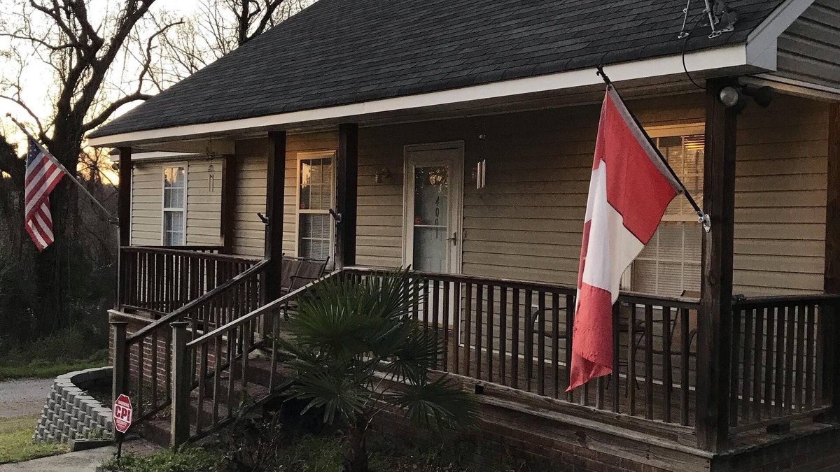 Eau Claire House | The Canal Riverfront Getaway