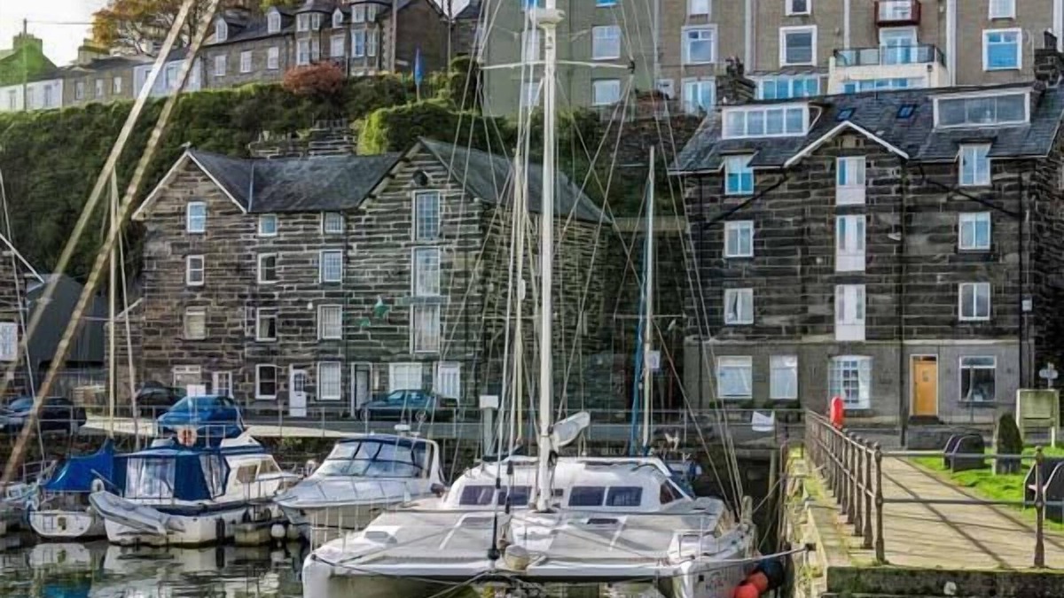 Borth-y-Gest Cottage | The Captain's Penthouse