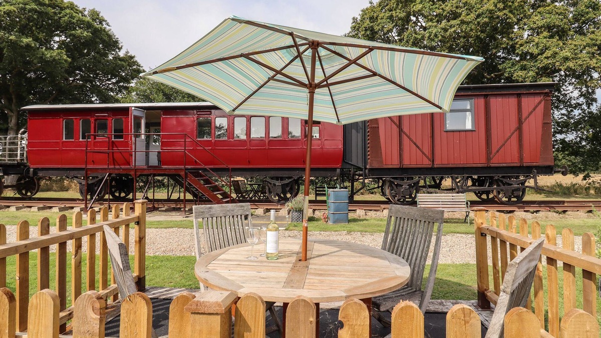 Pattiswick Cottage | THE CARRIAGE AT HIGH BARN HERITAGE, with a garden in Halstead