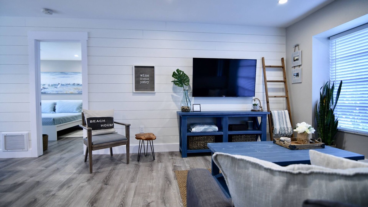South Venice House | The Casa Coco | Coronado: Updated home, Heated pool close to S. Venice beach.