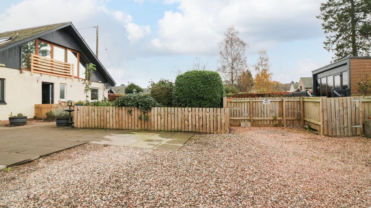 Glenisla Cottage | THE CAVERN AT THE TAVERN, pet friendly in Meigle