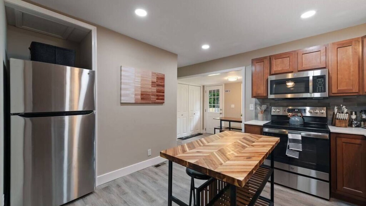 Liberty House | The Cedar Retreat 2BR 1BTH Free Parking Fast Wi-Fi