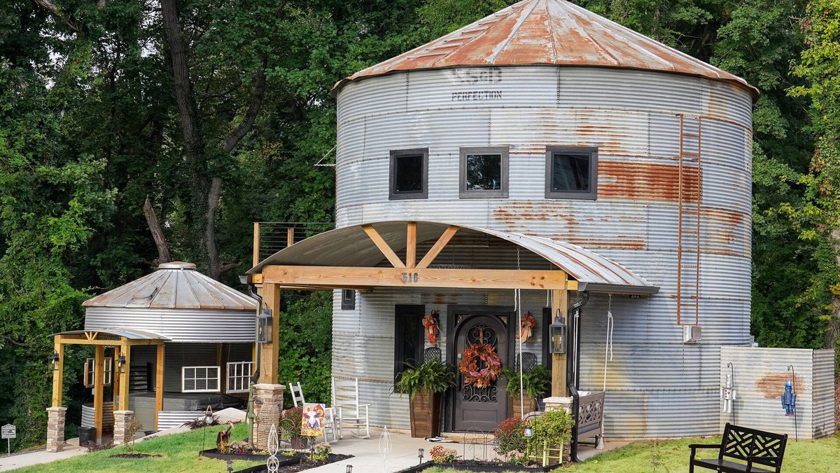 Lincolnton House | The Cedar St Silo- Sleeps 4 w/Fireplace & Hot Tub. Walk to Downtown Lincolnton