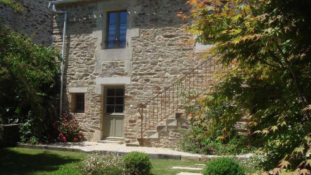 Mareuil-Sur-Lay-Dissais House | The charm at the water's'edge
