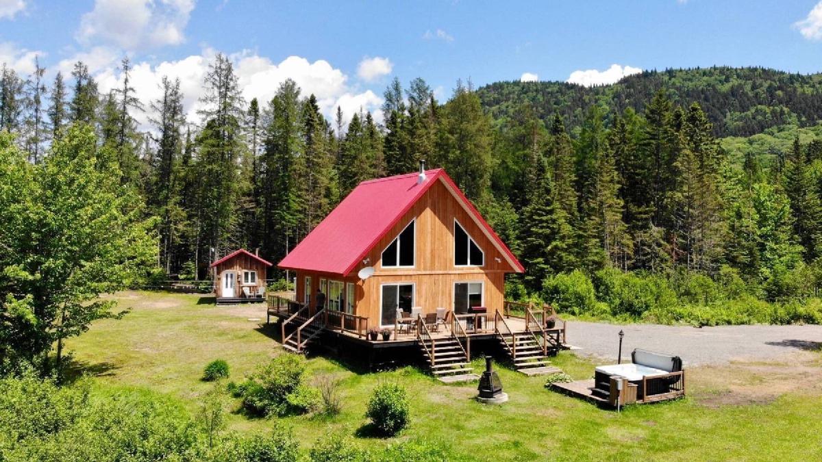 Saint-Raymond Ski Chalet | The Chalet du Cap offers an enchanting setting at the foot of the mountains.