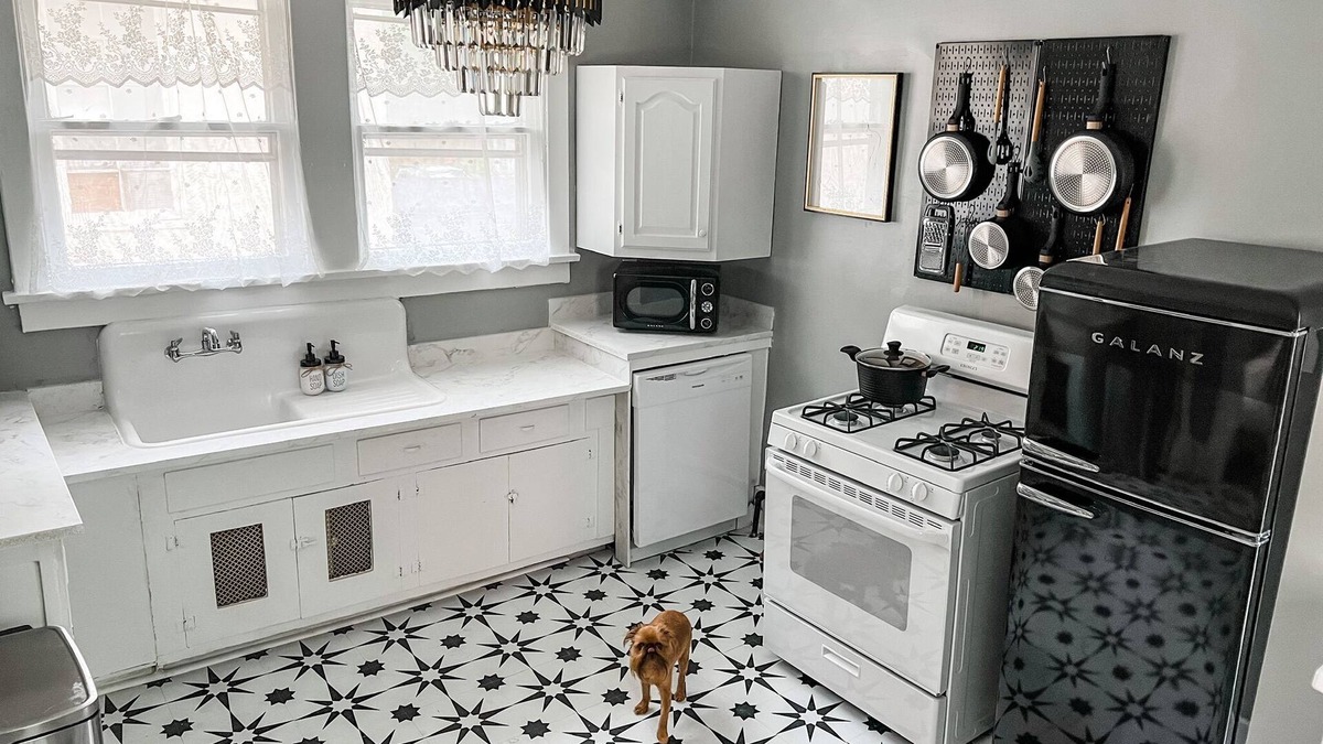 Evergreen House | The Chandelier House + Loft of Midtown - Near It All!