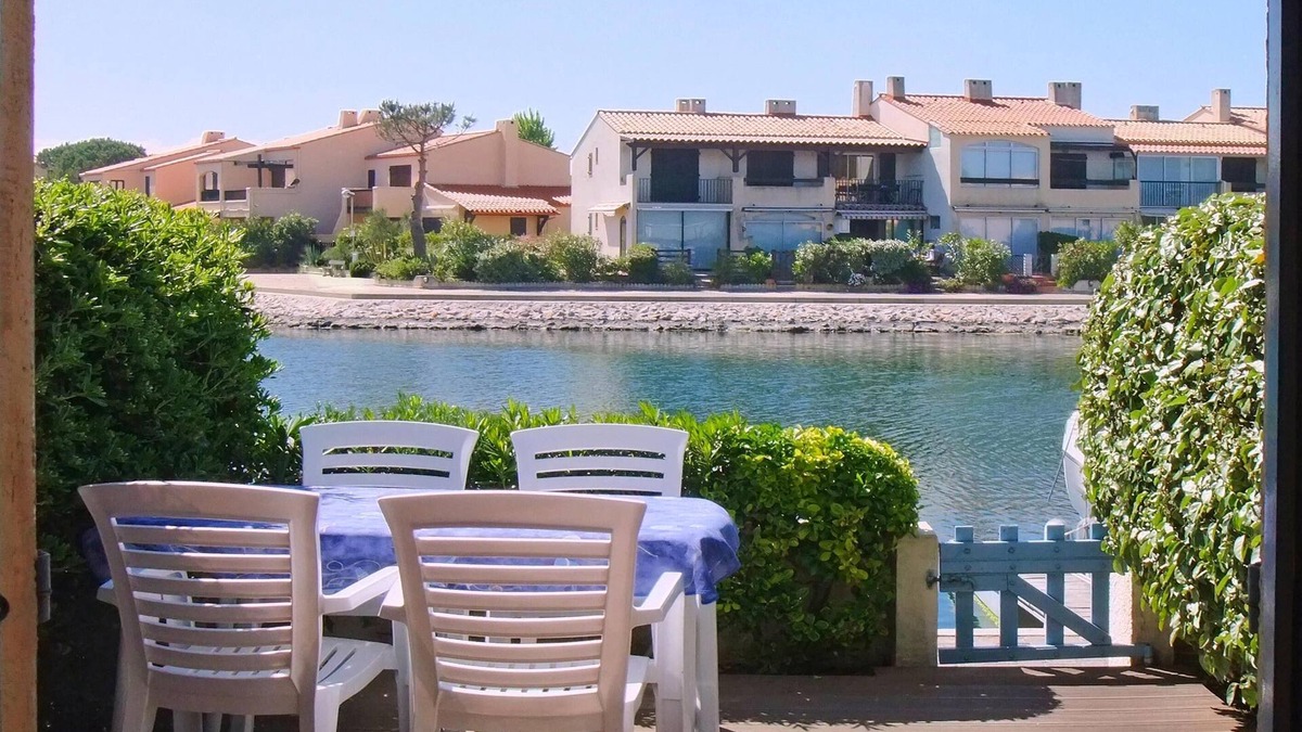 Saint-Cyprien Plage House | The charm of a blue marina overlooking the lagoon (Free Wi-Fi access).