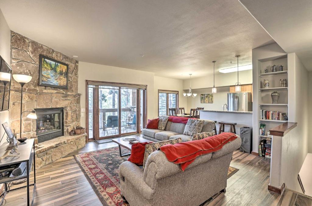 Four O'Clock Apartment | The Chelsea Condo with Hot Tub and Pool Access!