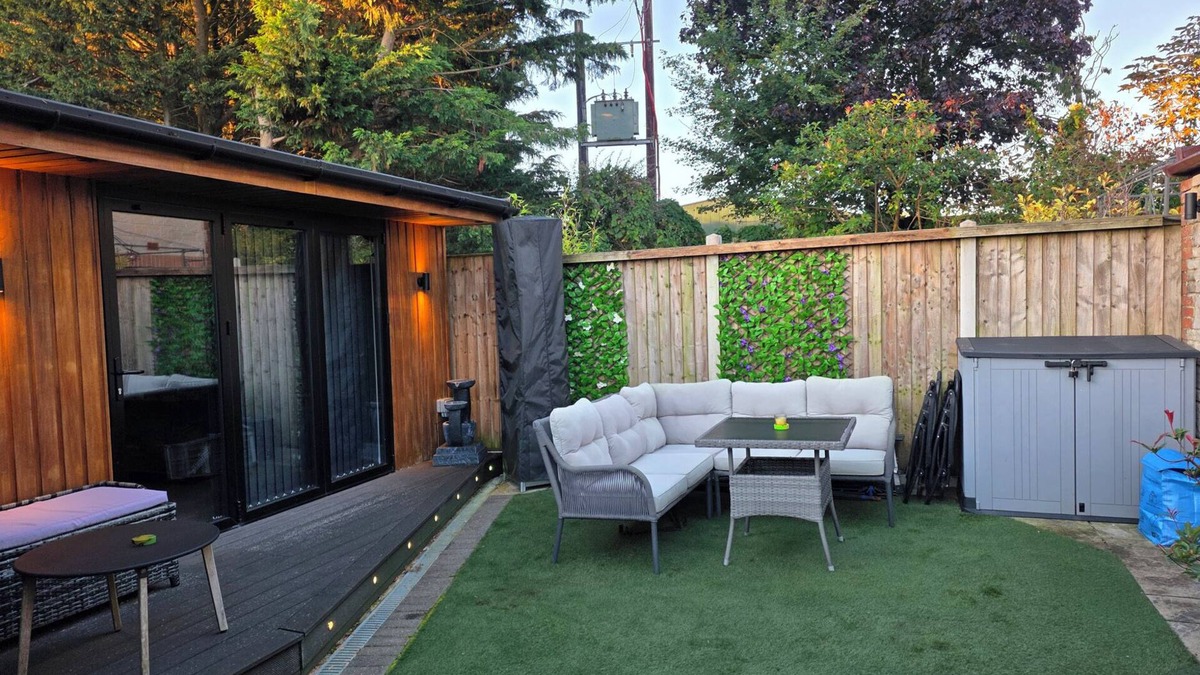 Cannards Grave Cottage | THE CHILL GARDEN ROOM, pet friendly, with a garden in Shepton Mallet