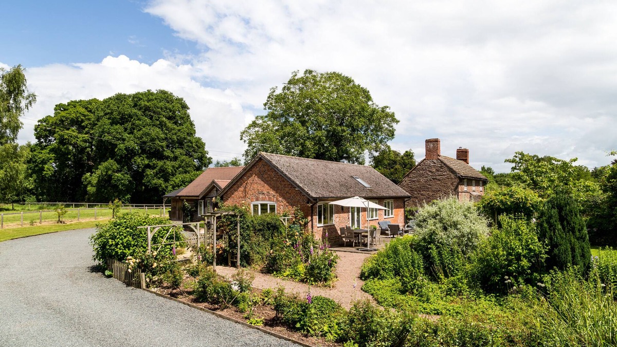 Monnington-on-Wye Cottage | The Cider Mill nr Hereford & Hay on Wye 3 DB ensuite Bedrms & beautiful garden