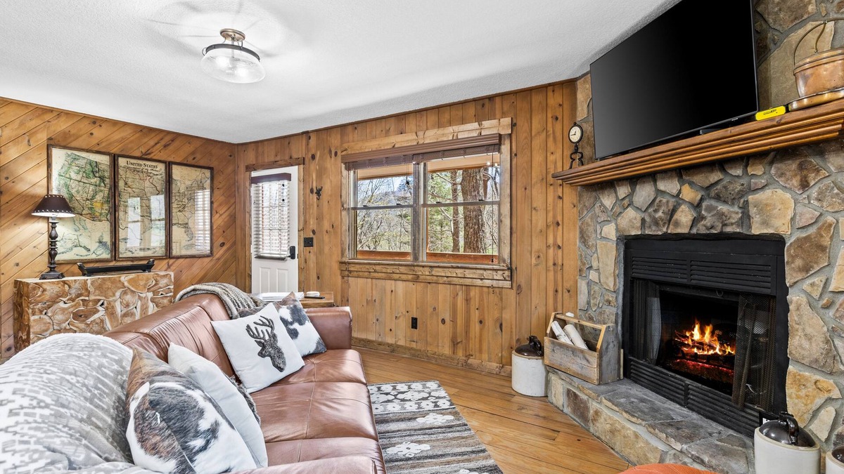 Blairsville Cabin | The Classic | Forest cabin with wraparound deck, fireplace & great location