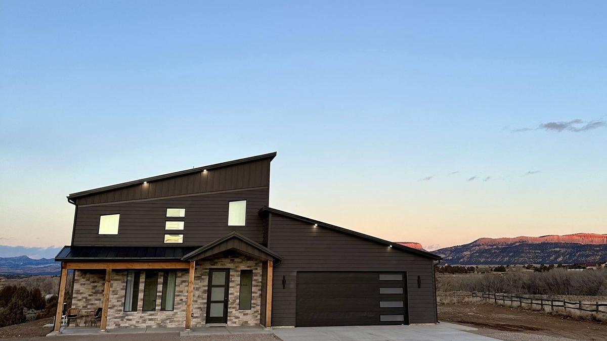 Hatch House | The Cliffs - Luxury Stay with Hot Tub/Views between Zion and Bryce Canyon NPs