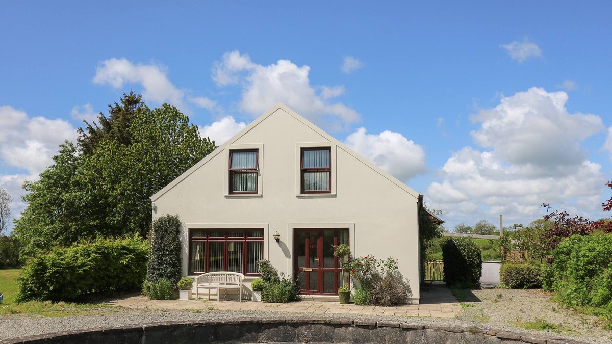 Haverfordwest Cottage | THE CLOVE, family friendly, with hot tub in Haverfordwest