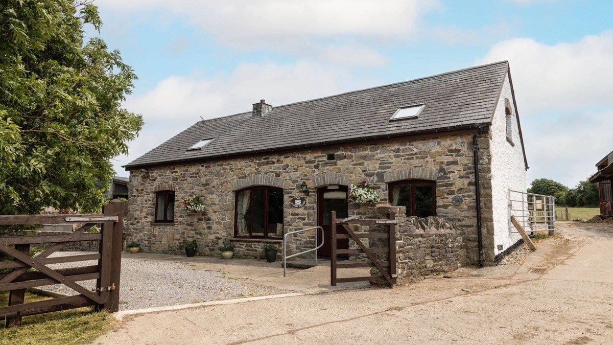 Pyle Apartment | The Coach House 4 bed, 4 bathroom cottage