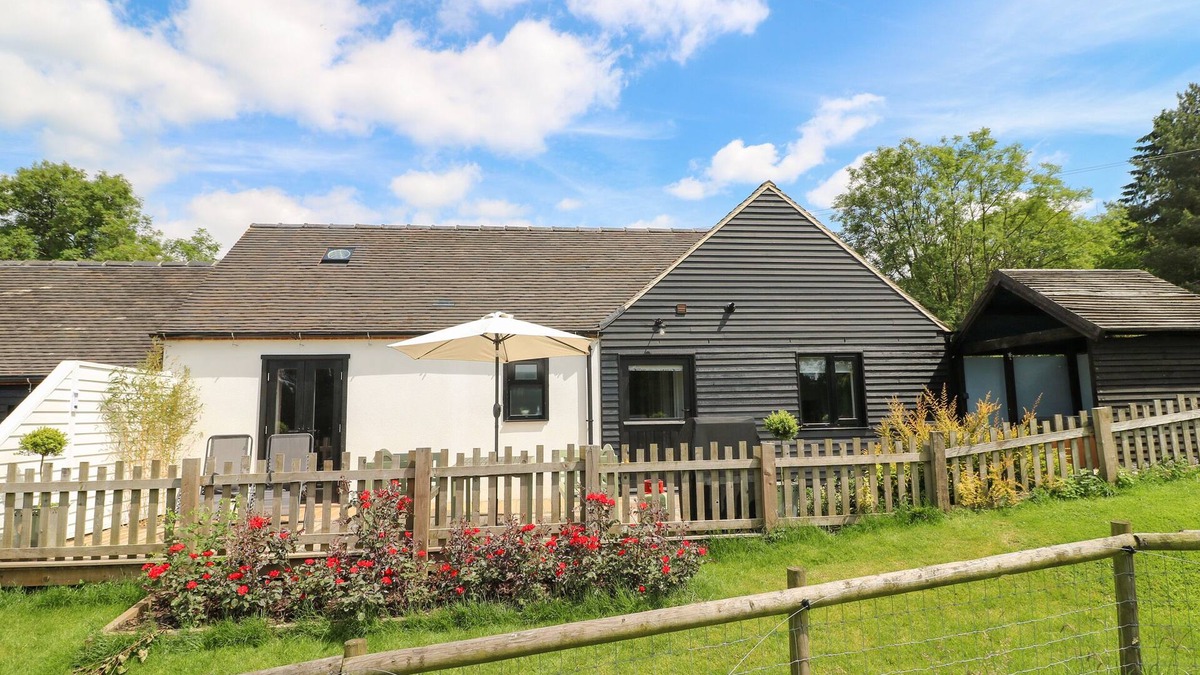 Calwich Cottage | THE COACH HOUSE, BANK TOP FARM, with hot tub in Ashbourne