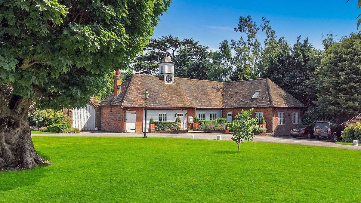 Maidstone Other | The Coach House by Bloom Stays - a holiday let that sleeps 12 guests in 6 bedrooms