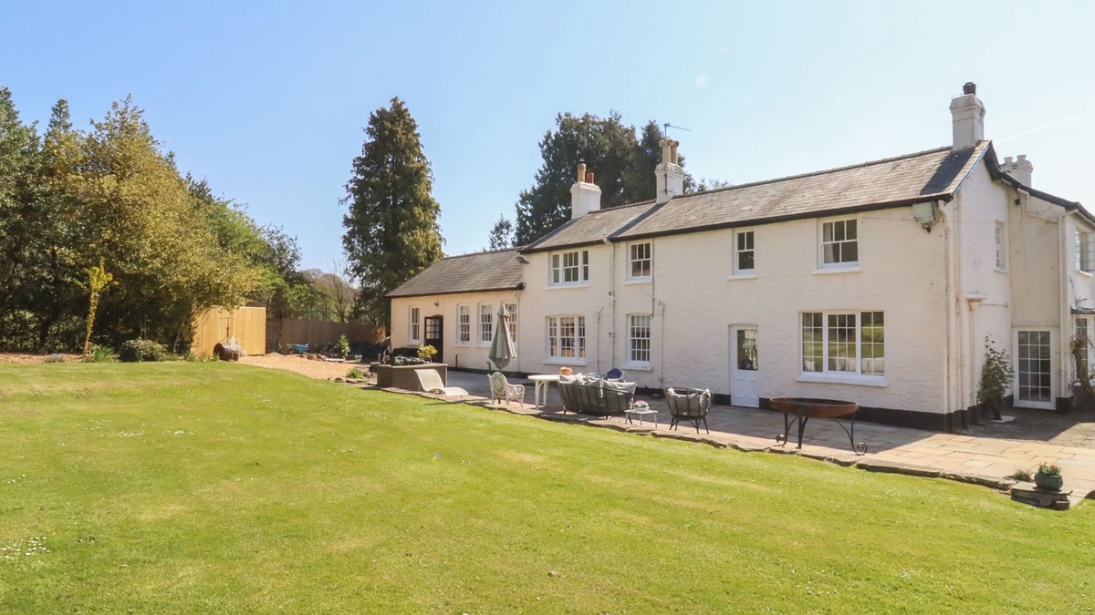 Llanwenarth House | THE COACH HOUSE, family friendly, with a garden in Abergavenny