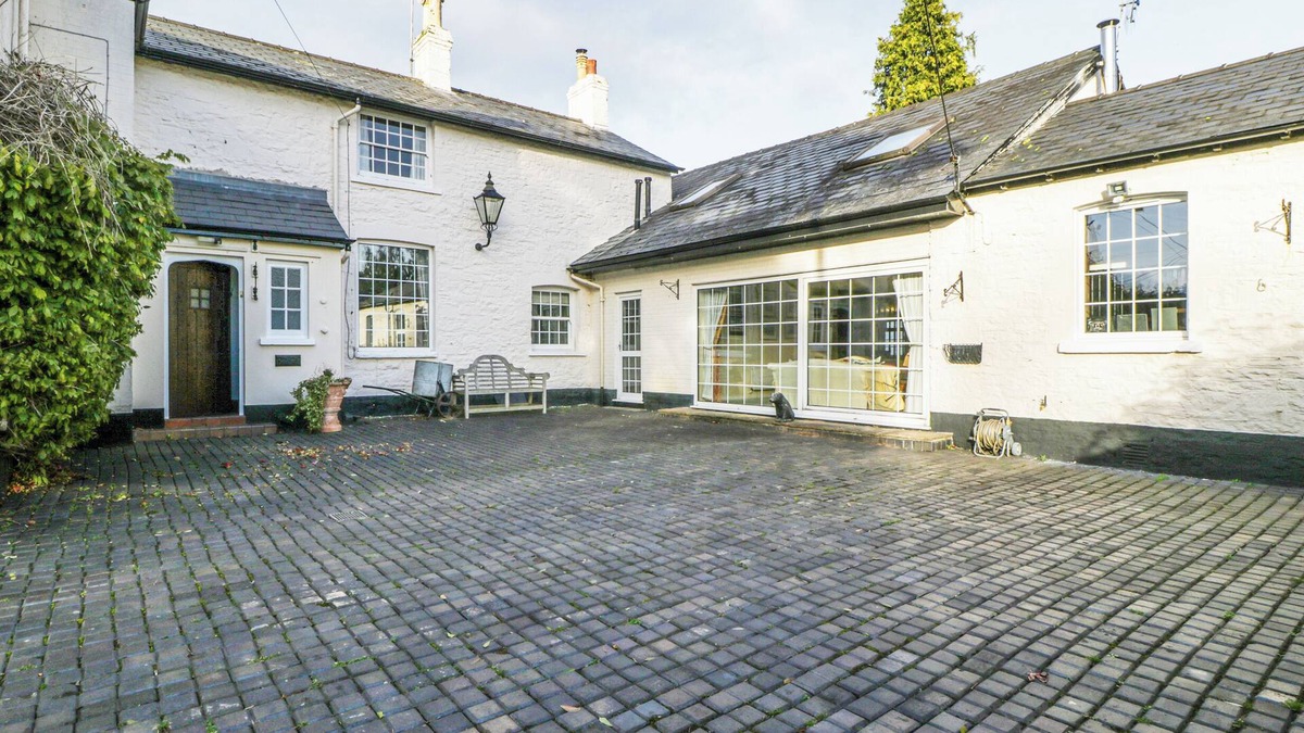 Llanwenarth Cottage | THE COACH HOUSE, family friendly, with a garden in Abergavenny