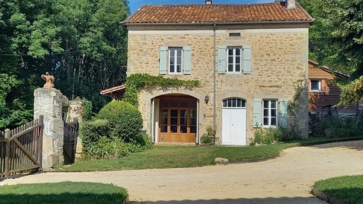 Saint-Mathieu House | The Coach House-3 Bed-2 Bath-Garden-PetsOK-FreeP