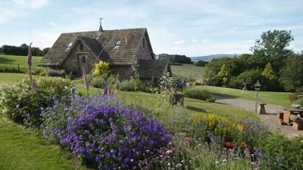 Boraston Cottage | The Coach House is a retreat from the outside world.